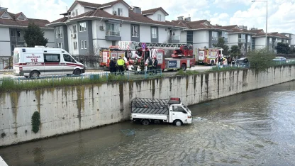 Kocaeli'de dereye düşen kamyonetin sürücüsü hayatını kaybetti