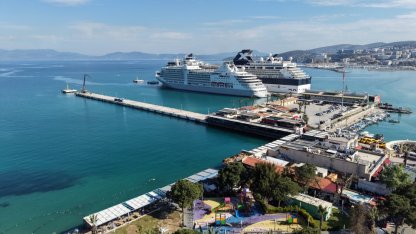 Kuşadası'na iki kruvaziyerle 2 bin 723 turist geldi