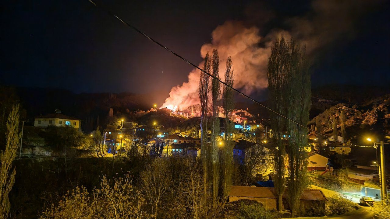 Manisa Demirci'de ev yandı: 1 kişi dumandan etkilendi