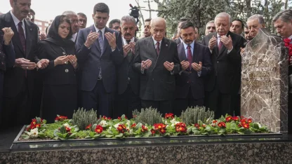 MHP Genel Başkanı Bahçeli, Alparslan Türkeş'in kabrini ziyaret etti
