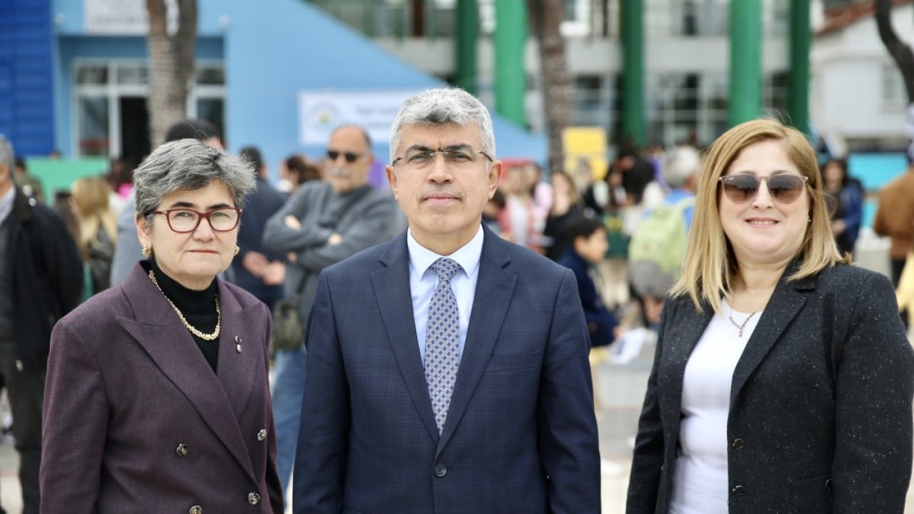 Muğla'da minik öğrenciler yazdıkları kitapları imzaladı