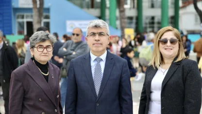 Muğla'da minik öğrenciler yazdıkları kitapları imzaladı