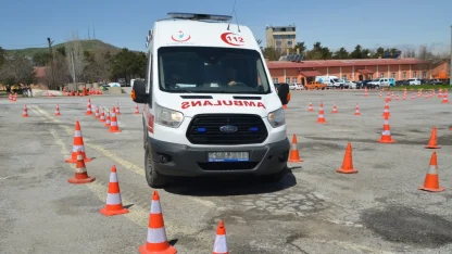 Muş'ta 3 ilin ambulans şoförlerine güvenli sürüş eğitimi veriliyor