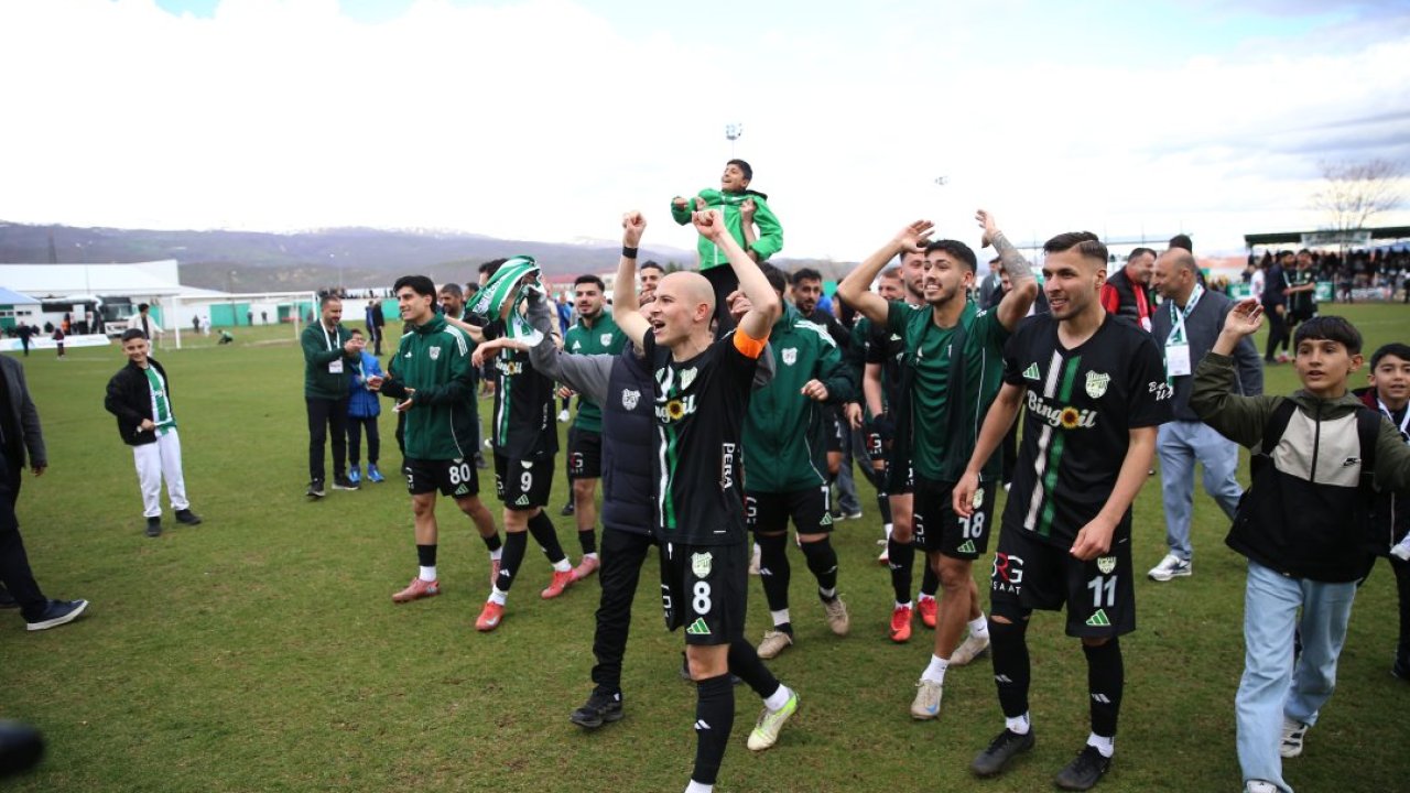 Nesine 2. Lig'e yükselmeyi garantileyen 12 Bingölspor'da şampiyonluk sevinci
