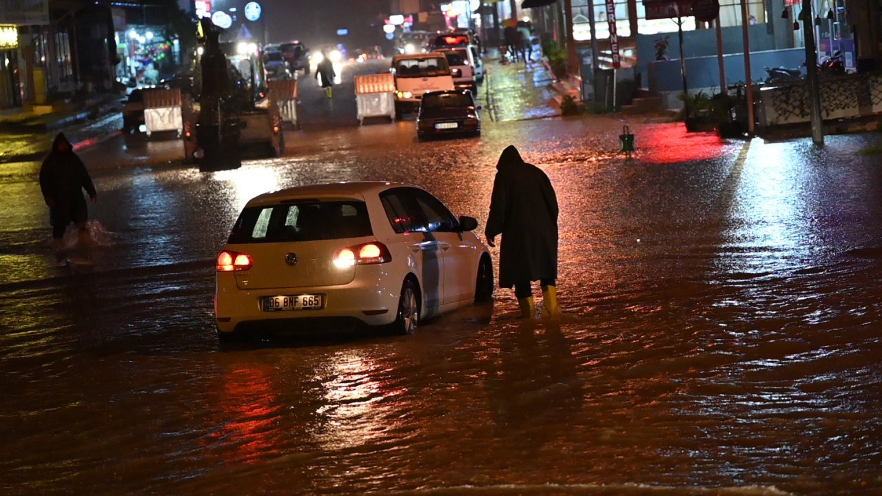 Osmaniye'de sağanak nedeniyle Bülbül Deresi ve Savrun Çayı taştı