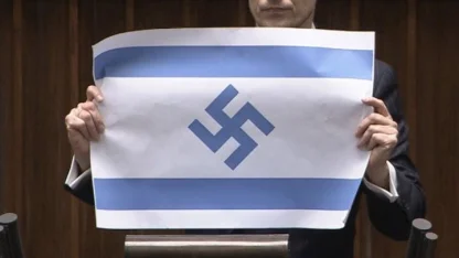 Polonyalı milletvekili Berkowicz, parlamentoda Nazi sembollü İsrail bayrağı açtı