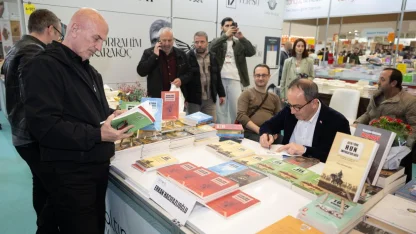 Sağlık Bakanlığı Teftiş Kurulu Başkanı Hacıfazlıoğlu, 23. Ankara Kitap Fuarı'nda kitaplarını imzaladı: