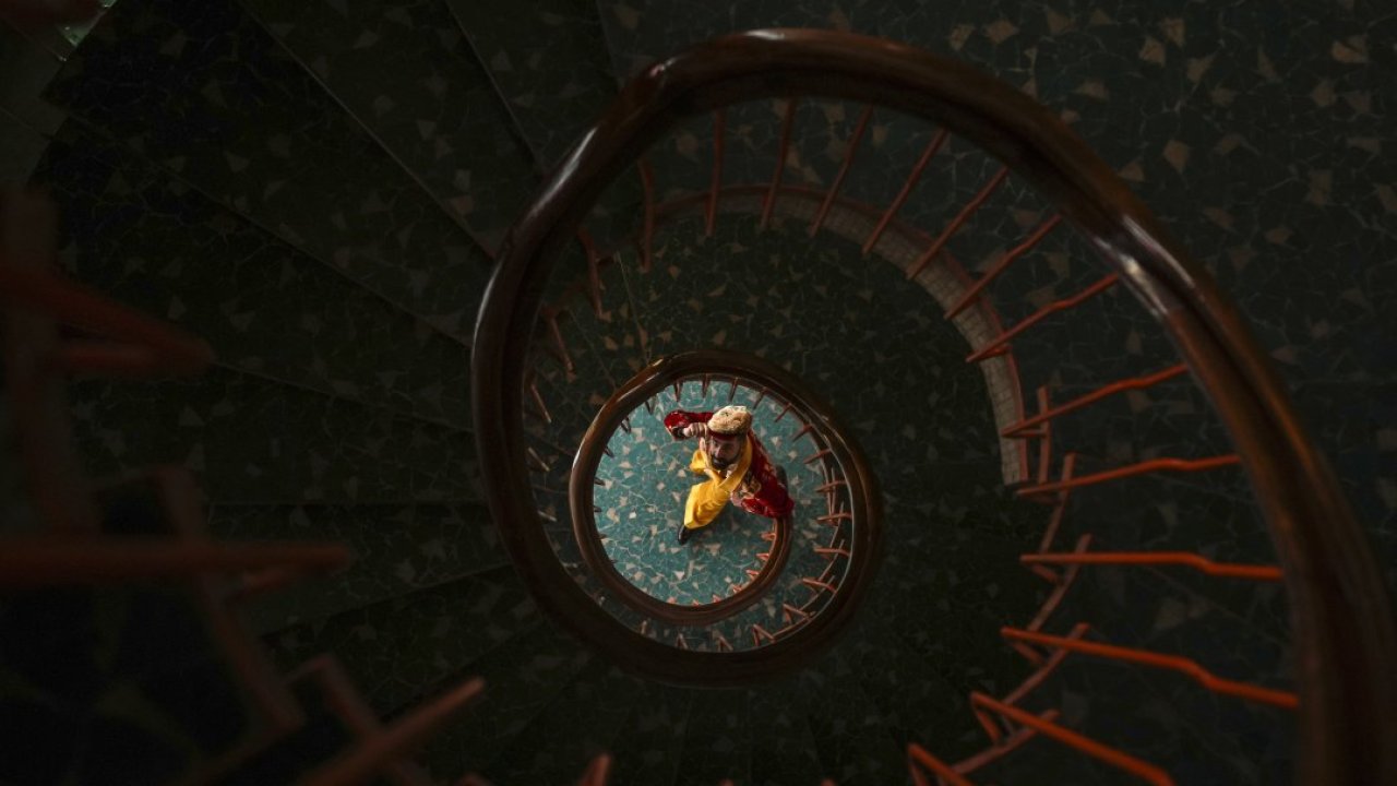 Sandıkta unutulan perde ve halıları kıyafetlere dönüştürüyor