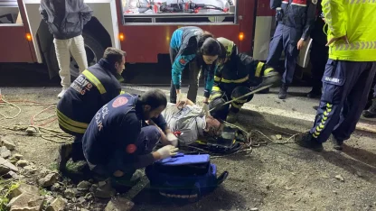 Tekirdağ'da uçurumdan deniz kenarına düşen otomobildeki 3 kişi yaralandı