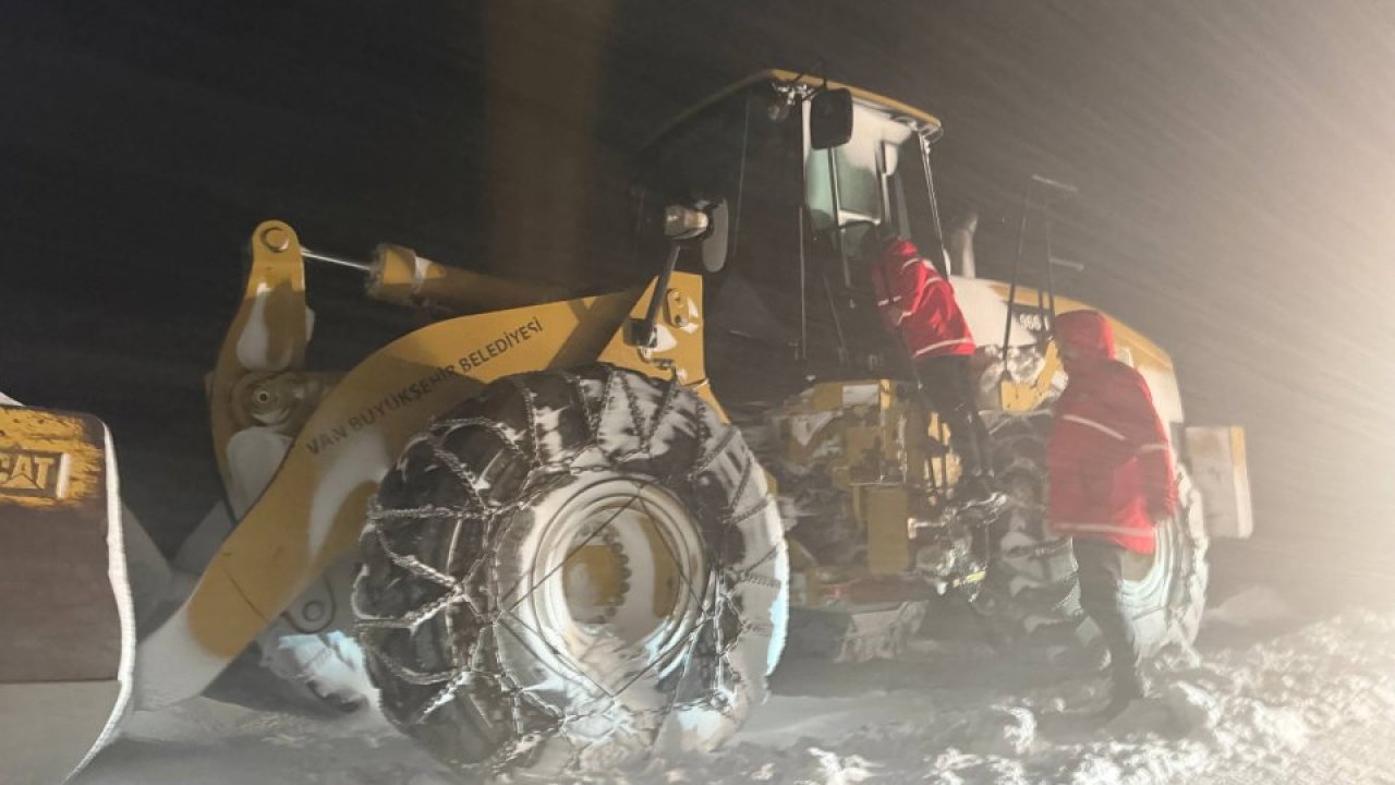 Tendürek Geçidi'nde ulaşım güçlükle sağlanıyor