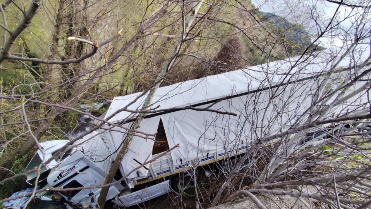 Tokat'ta büyükbaş hayvan taşıyan tır devrildi, 3 kişi yaralandı