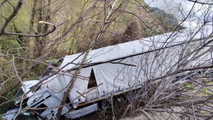 Tokat'ta büyükbaş hayvan taşıyan tır devrildi, 3 kişi yaralandı