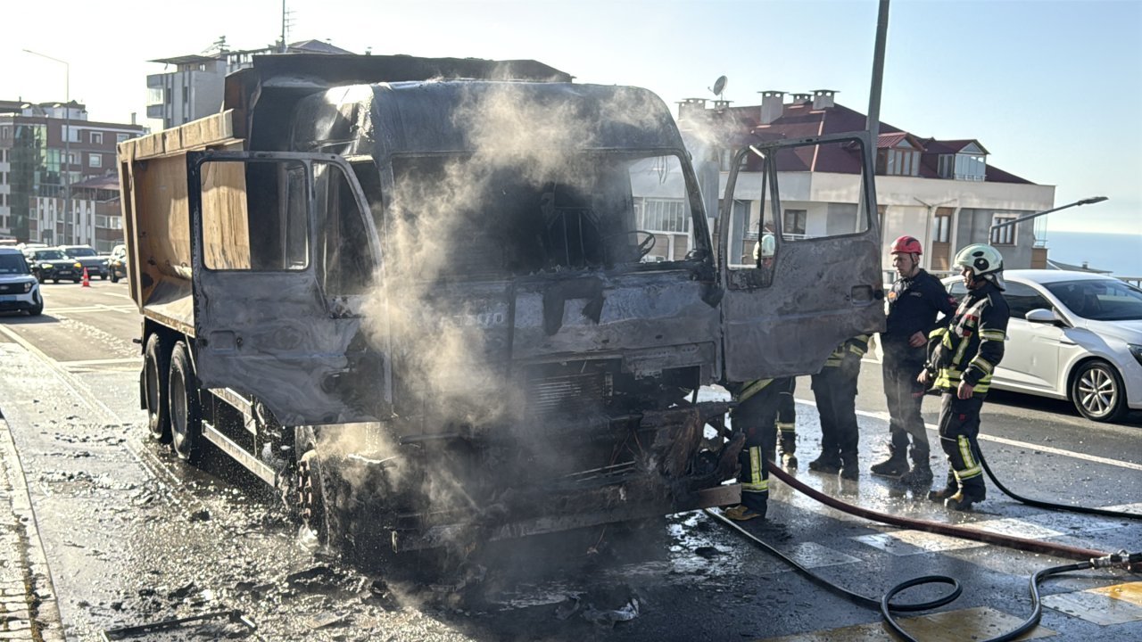Trabzon'da seyir halindeki hafriyat yüklü tır yandı
