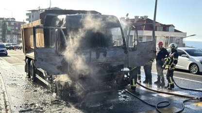 Trabzon'da seyir halindeki hafriyat yüklü tır yandı