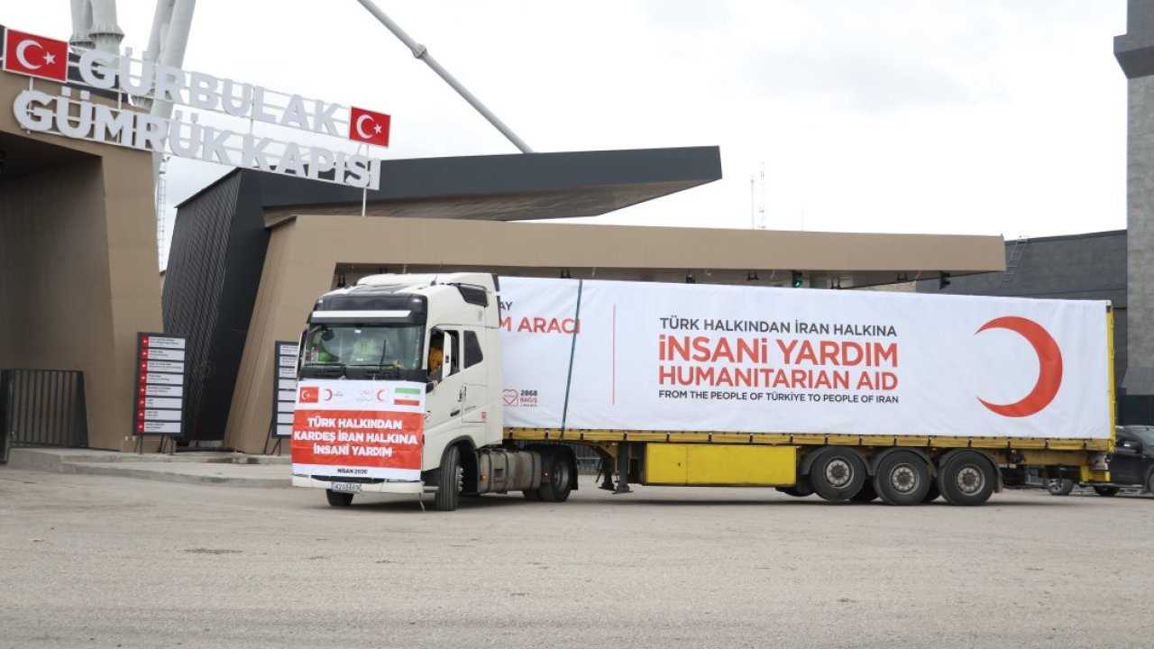 Türk Kızılayın insani yardım malzemelerini taşıyan 4 tırı İran'a geçti