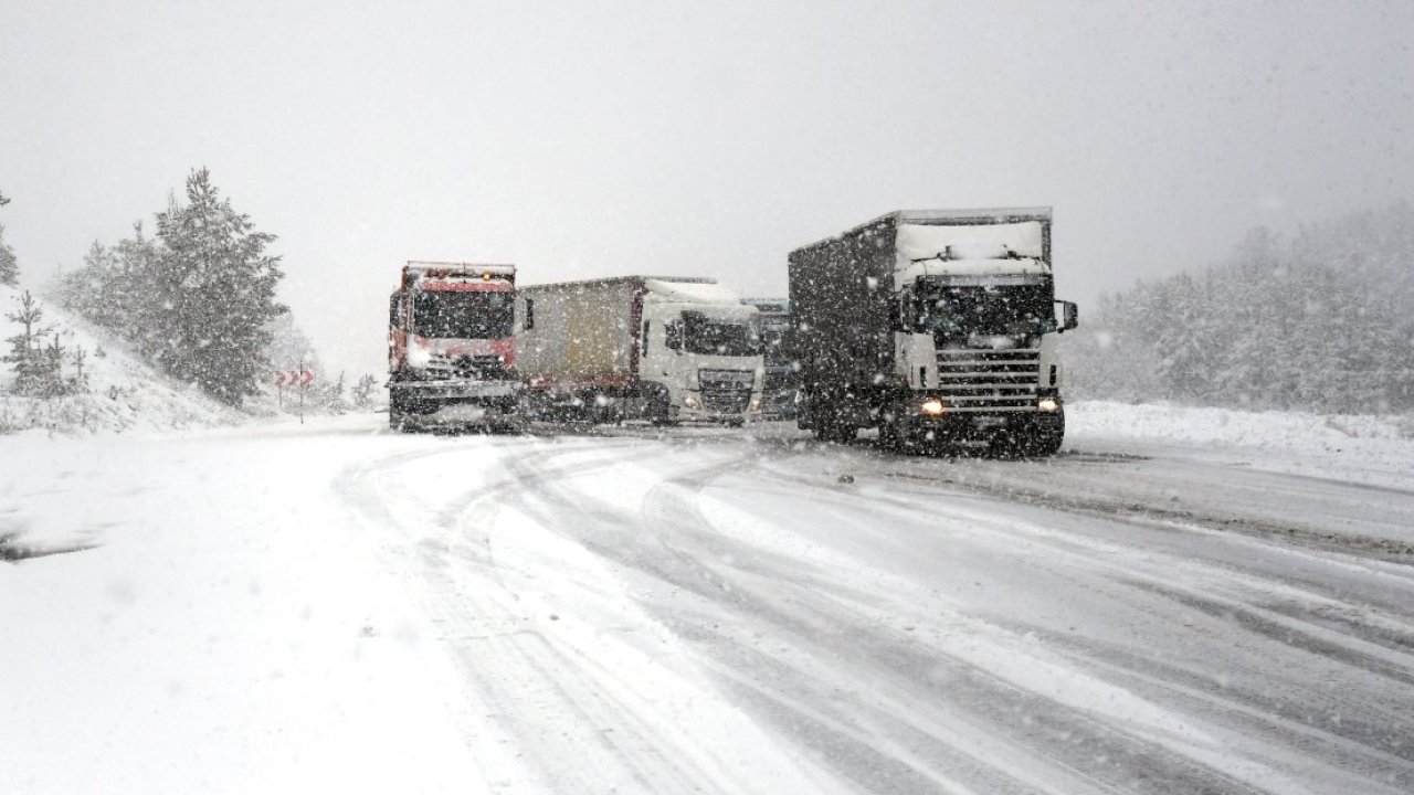Yoğun kar nedeniyle Kars-Erzurum kara yolunda ulaşım kontrollü sağlanıyor