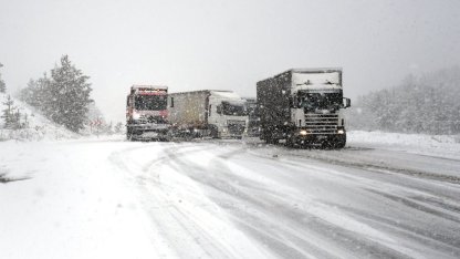 Yoğun kar nedeniyle Kars-Erzurum kara yolunda ulaşım kontrollü sağlanıyor