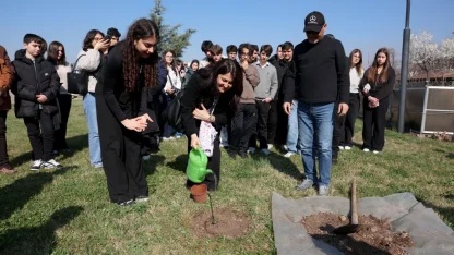 Yürüyen Köşk'ün simgesi çınardan klonlama yöntemiyle elde edilen fide, Anıtkabir'de toprakla buluştu