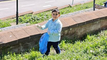 Bitlis'te 7 yaşındaki Osman Batur Yazar çevre temizliği kampanyası dikkati çekti