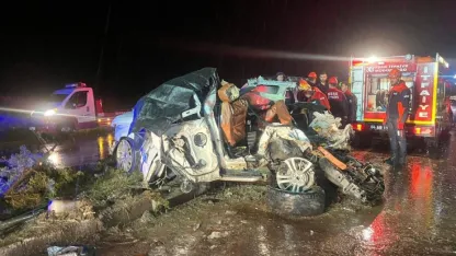 Uşak'ta 7 araç feci trafik kazasına karıştı: 4 kişi yaşamını yitirdi, 34 yaralı
