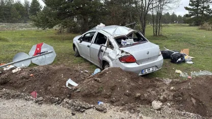 Kastamonu'da feci kazada devrilen otomobilde bulunan yaşlı çift yaralandı