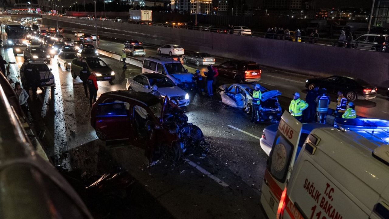 Ankara Pursaklar'da feci zincirleme trafik kazası: 8 yaralı