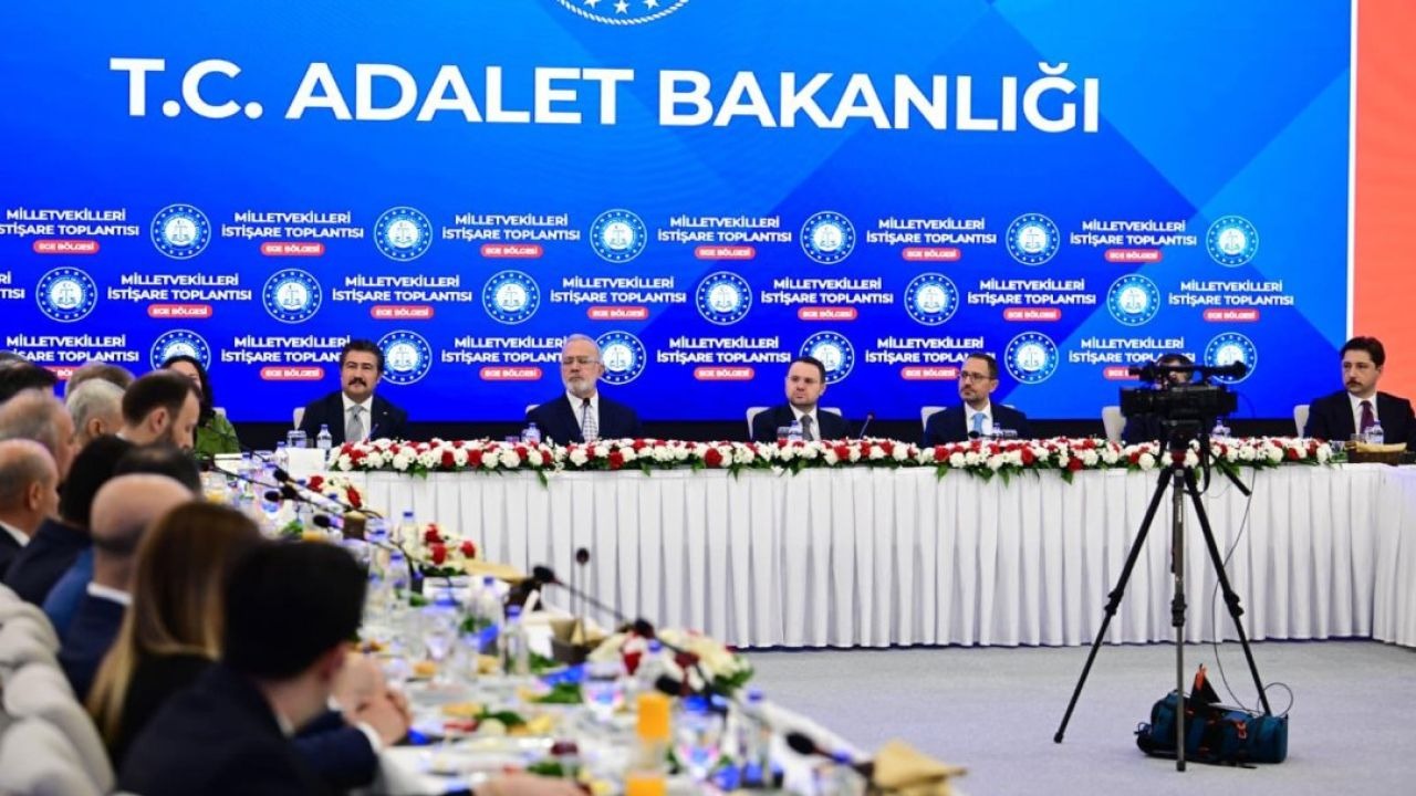 Bakan Gürlek, Ege Bölgesi milletvekilleriyle toplantı yaptı