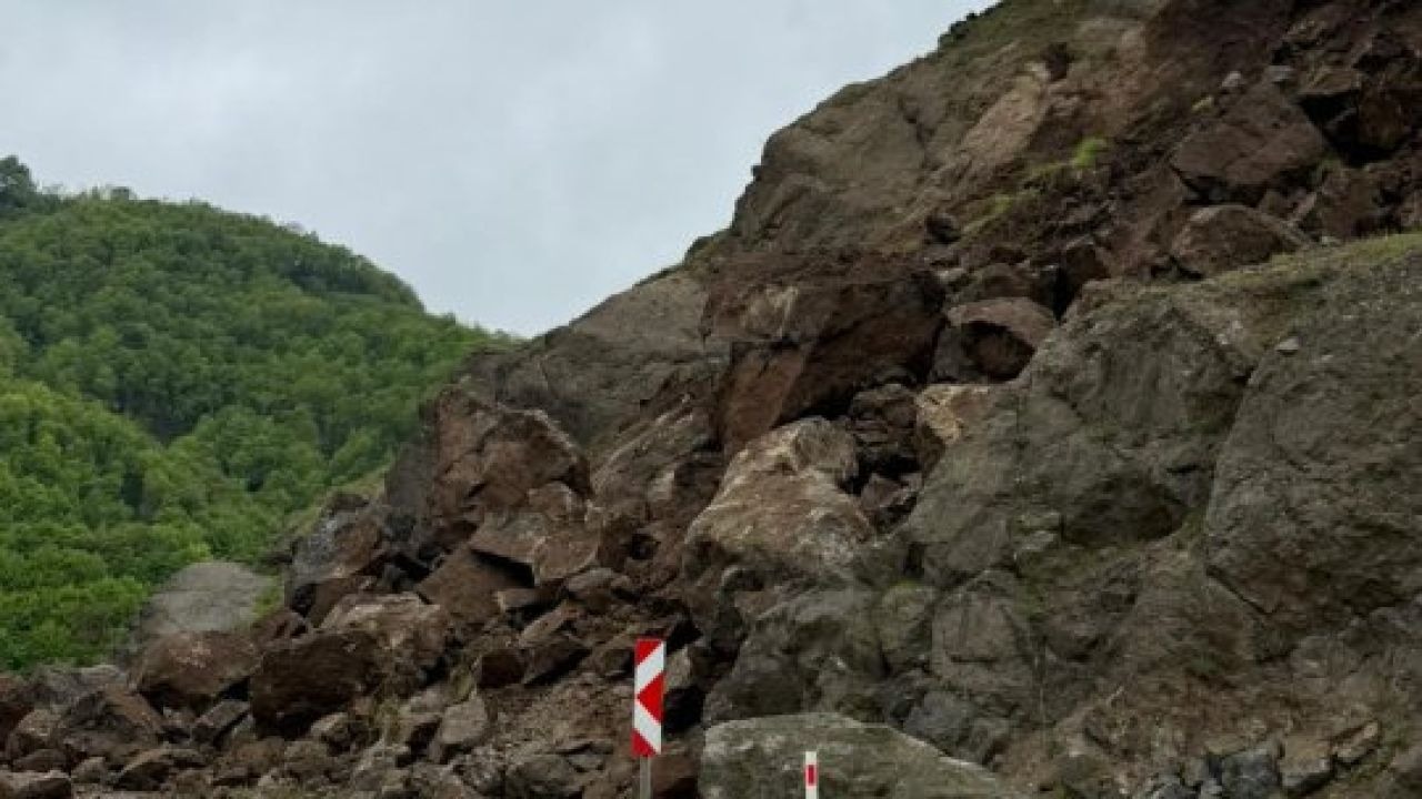 Samsun-Asarcık kara yolu üzerinde heyelan