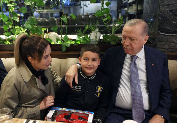 Cumhurbaşkanı Erdoğan'dan vatandaşlarla kafede sıcak sohbet