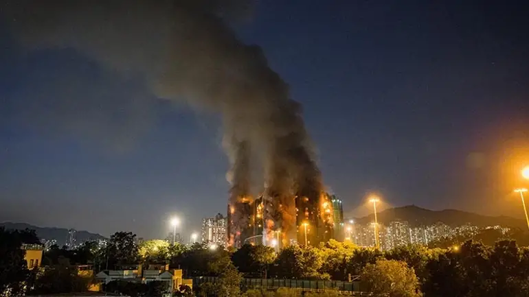 Bugün dünyada en çok paylaşılan fotoğraf! Hong Kong'da gökdelen yangını