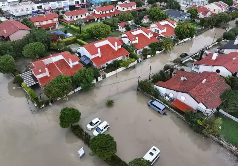 Sağanak sokakları yuttu! İzmir'de sağanak yağmur