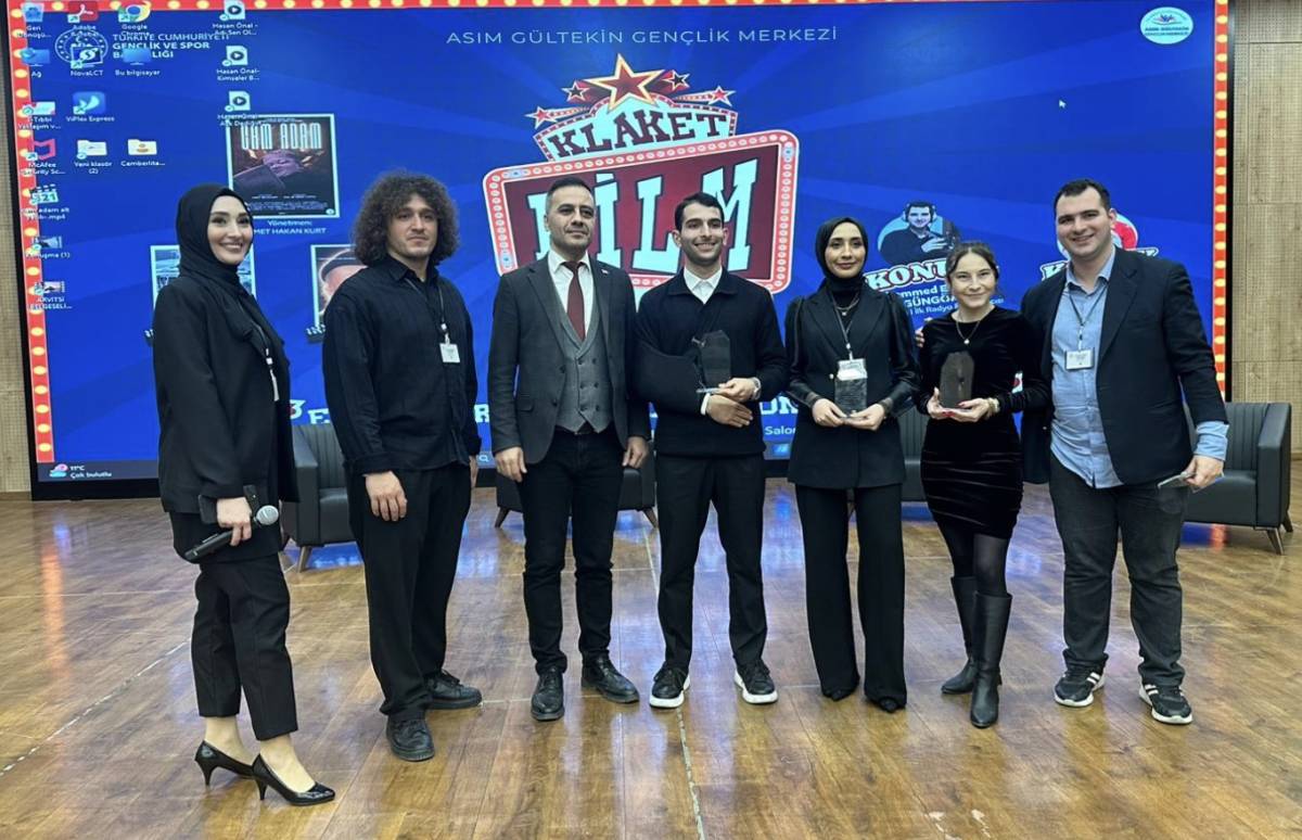 TYT TÜRK muhabiri Dilara İncebacak’a Klaket Film Günü’nde teşekkür plaketi