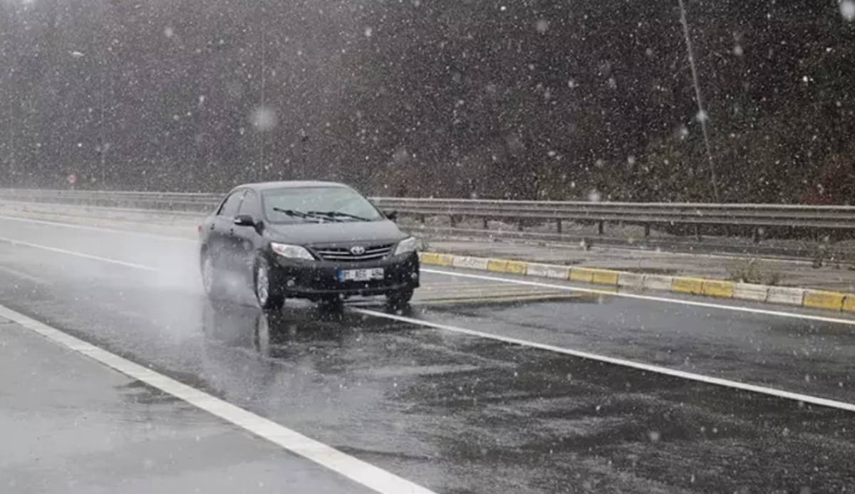İstanbul'un hemen yanı başında kar lapa lapa yağıyor