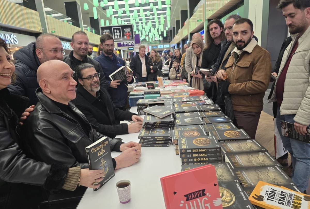 Kayseri'de kültür buluşması: Ertan Özyiğit ve Hamza Yardımcıoğlu Kayıt Dışı Sohbetler ile Kumsmall AVM'de