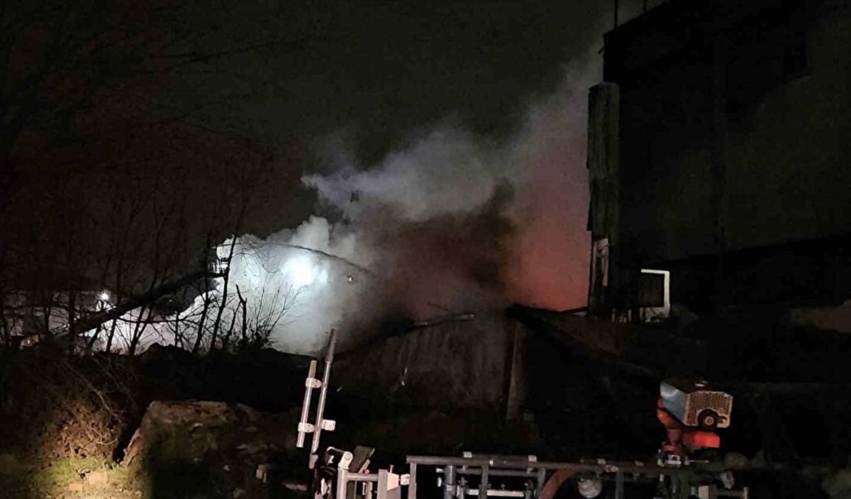 Alevlere saatler süren mücadale... Esenyurt'ta fabrikada yangın!