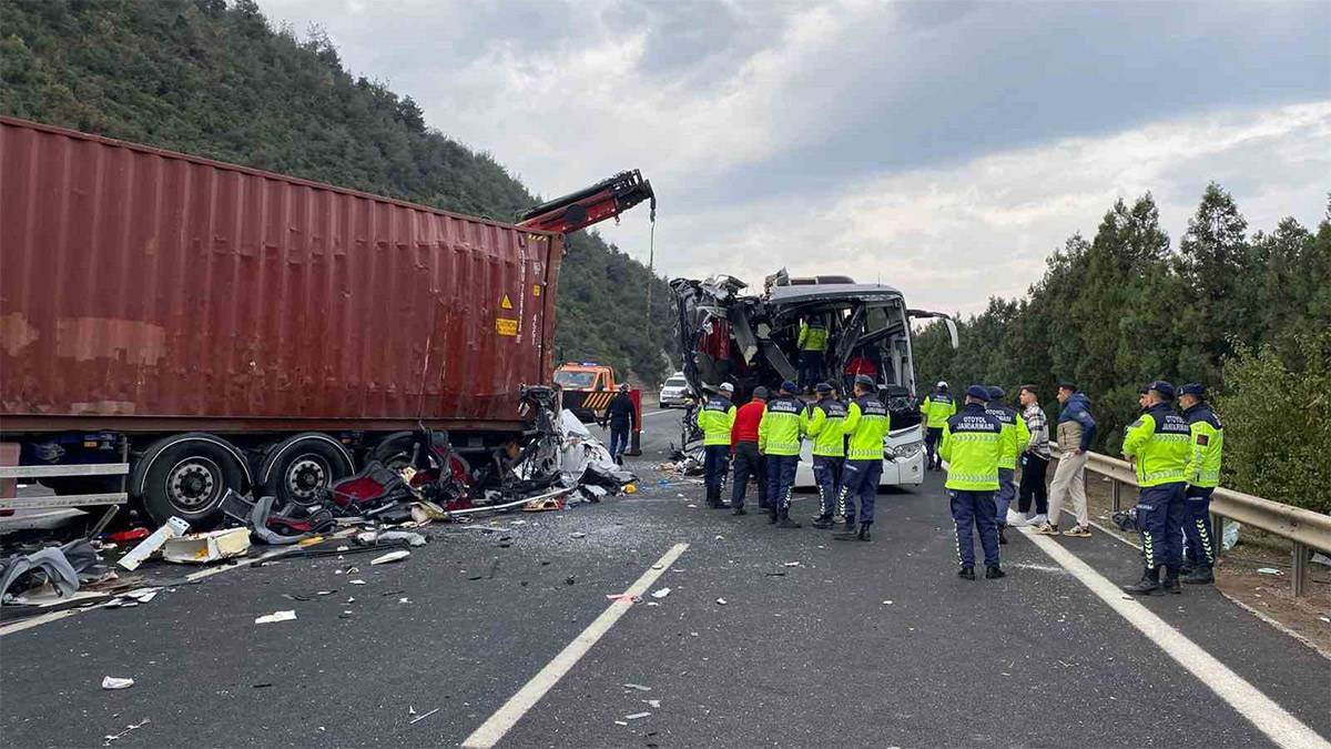Korkunç kaza! Yolcu otobüsüyle TIR çarpıştı