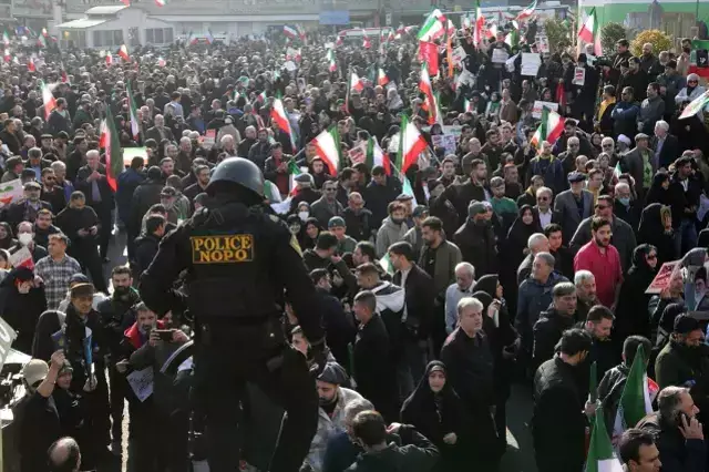 İran'da Reşt kentinde 300'den fazla dükkan ateşe verildi