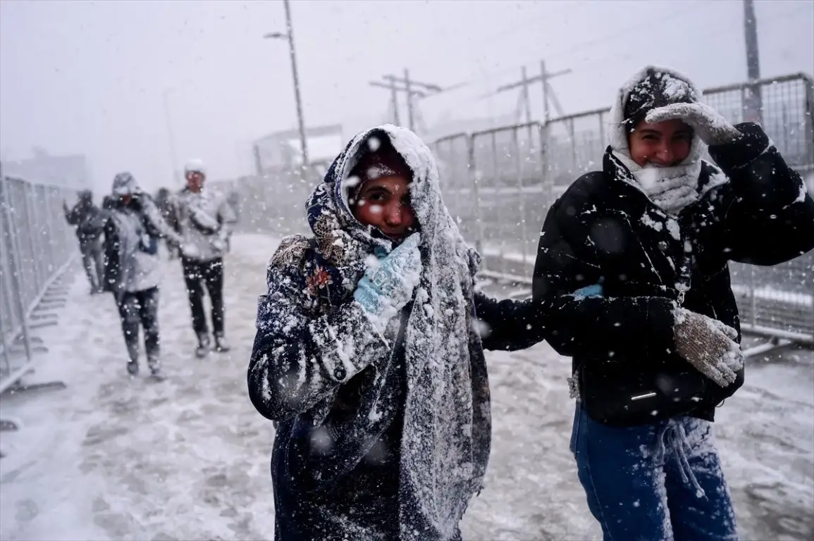 İstanbul'a kar geliyor! Sıcaklıklar 10 derece birden düşüyor