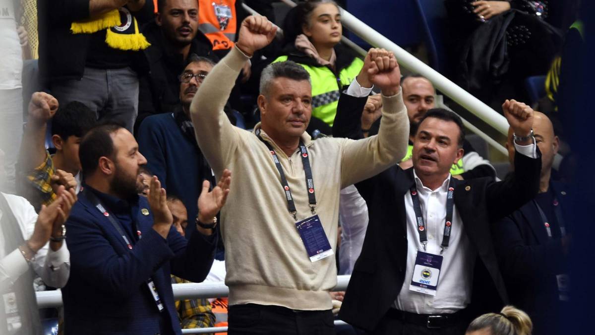Fenerbahçe Opet 15. kez kupayı aldı! Derbide Galatasaray'a 20 sayı fark