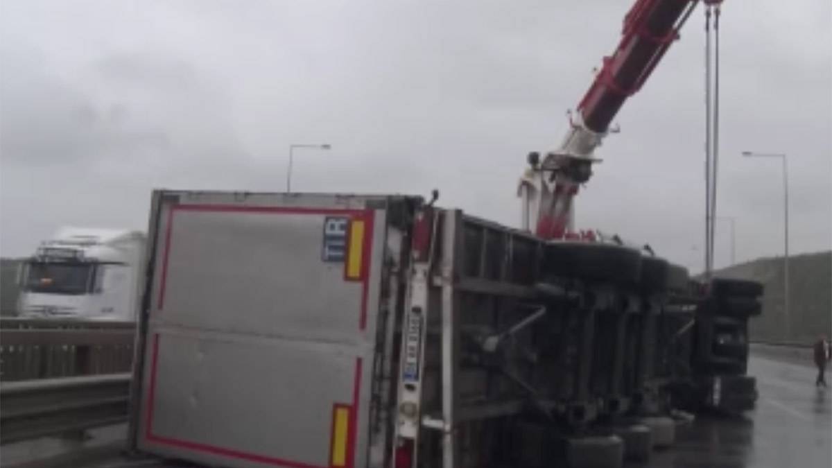 Saatte 80 km... İstanbul Valiliği'nden kuvvetli yağış ve fırtına uyarısı