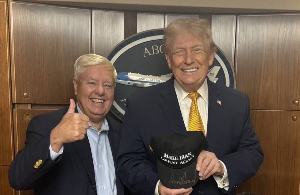 Trump'tan olay yaratan poz!