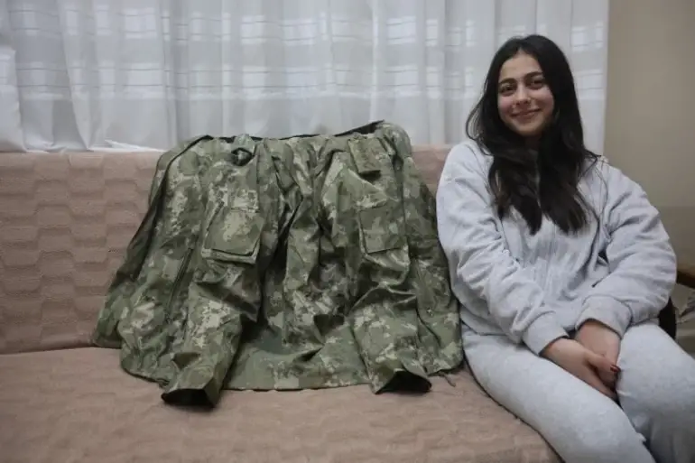 Depremde 3 yıl sakladığı parkayı gözyaşlarıyla sahibine verdi