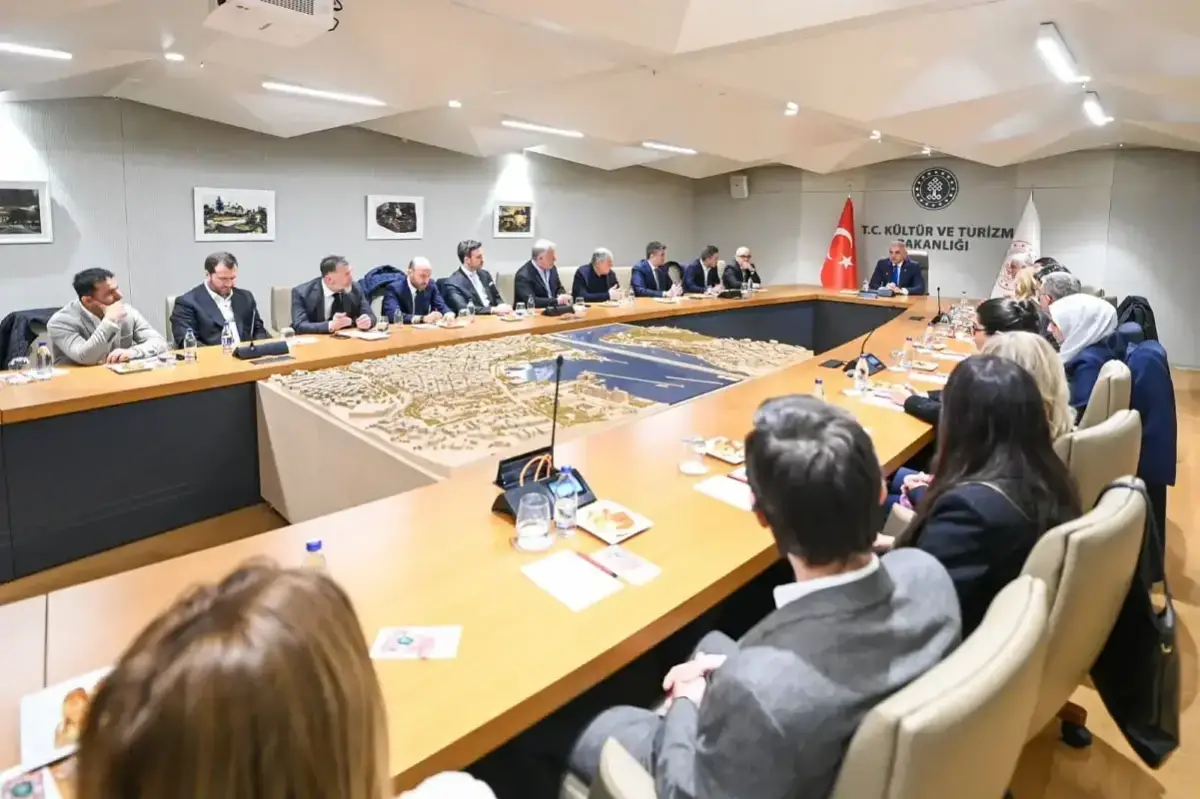 Bakan Ersoy yapımcılarla AKM'de buluştu: Türk dizilerine bölüm başına 100 bin dolar destek geliyor!