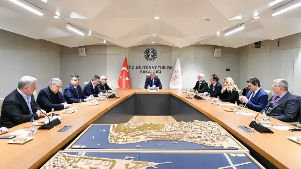 Bakan Ersoy yapımcılarla AKM'de buluştu: Türk dizilerine bölüm başına 100 bin dolar destek geliyor!