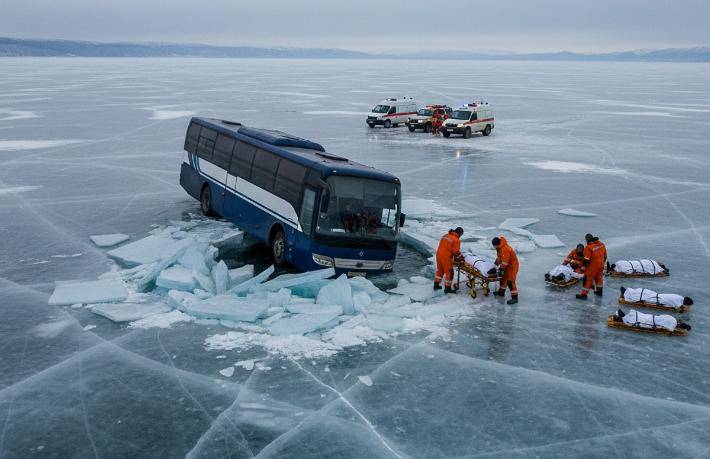 Baykal Gölü'nde buz kırıldı, tur aracı suya gömüldü! 8 kişi hayatını kaybetti