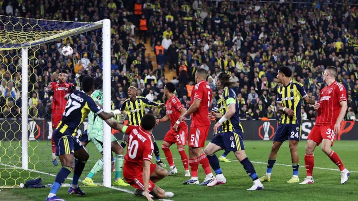 Fenerbahçe 0-3 Nottingham Forest maç özeti ve golleri! Kadıköy'de ağır yenilgi
