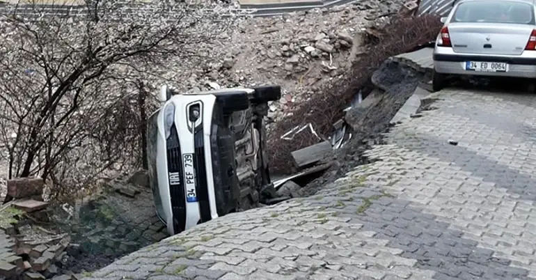 İstanbul Sağanağa Teslim: Yollar Çöktü, Dereler Taştı! :Kadıköy Yolu Kapandı, Araçlar Çukura Düştü