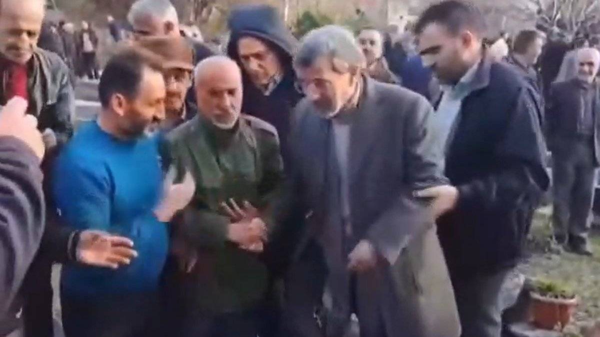 Nerede olduğu bilinmeyen Ahmedinejad, dün bir Şehitler Mezarlığı'nı ziyaret ederek destekçileriyle kucaklaştı.