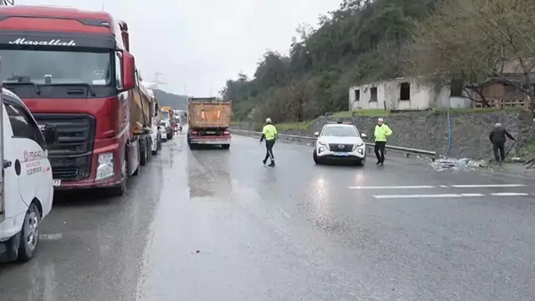 İstanbul Sağanağa Teslim: Yollar Çöktü, Dereler Taştı! :Kadıköy Yolu Kapandı, Araçlar Çukura Düştü
