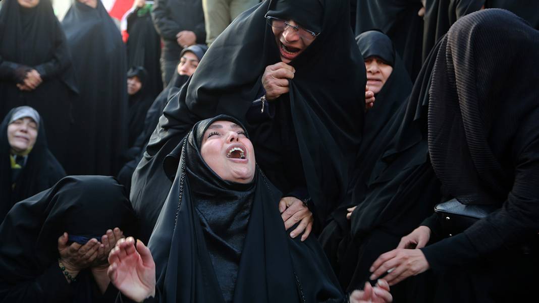 İran'da Hamaney için sokağa döküldüler! Milyonlar gözyaşlarına boğuldu